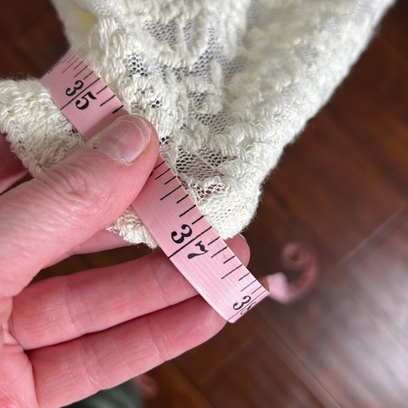 Guess Los Angeles cream lace dress  with open back - Picture 3 of 9